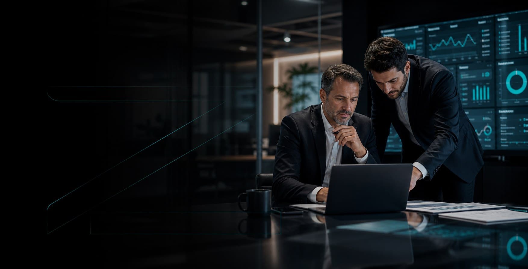 Gestor analisando indicadores de conformidade em ambiente corporativo escuro